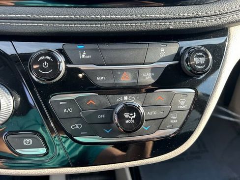 Used 2022 Chrysler Pacifica Touring-L image 22