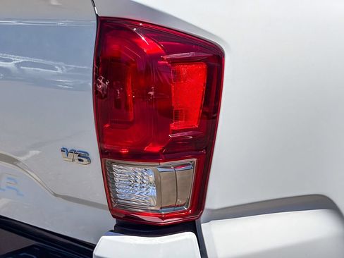 Used 2017 Toyota Tacoma TRD Sport AWD/4WD image 8