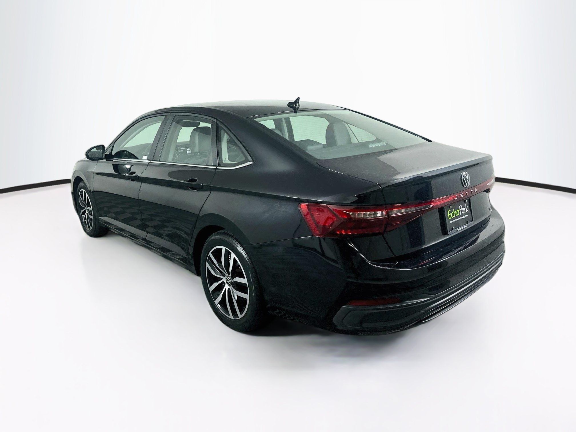 Used 2025 Volkswagen Jetta SE FWD image 5