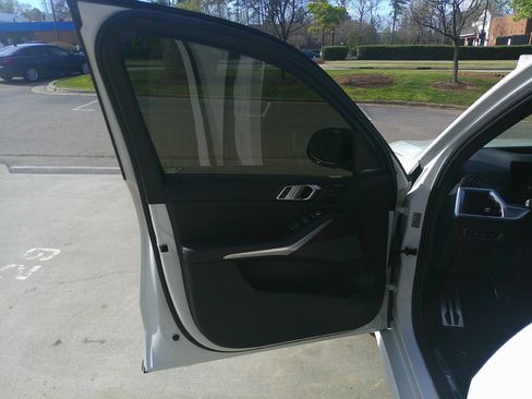 Used 2025 BMW X7 M60i w/ Climate Comfort Package image 16