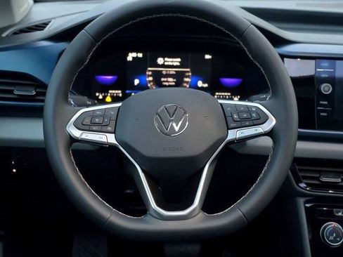 Used 2023 Volkswagen Taos SE w/ Panoramic Sunroof Package image 12