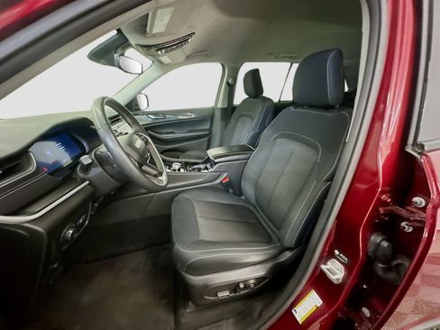 Used 2023 Jeep Grand Cherokee Laredo w/ Luxury Tech Group I AWD/4WD image 13