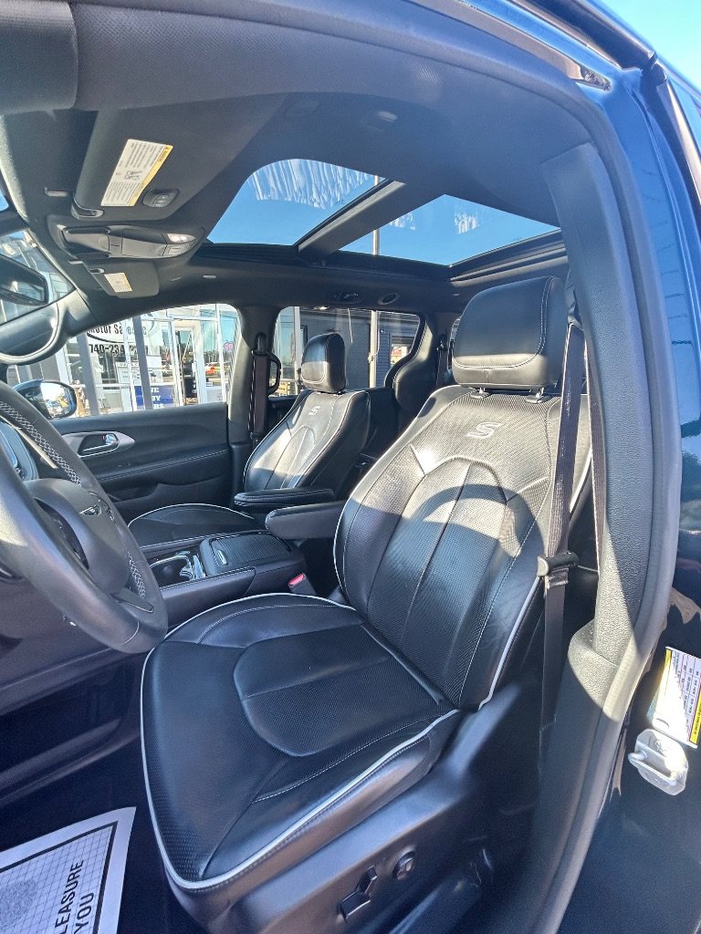 Used 2023 Chrysler Pacifica Limited w/ S Appearance Package AWD/4WD image 12