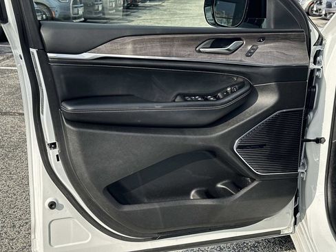 Used 2022 Jeep Grand Cherokee Overland w/ Luxury Tech Group IV image 21