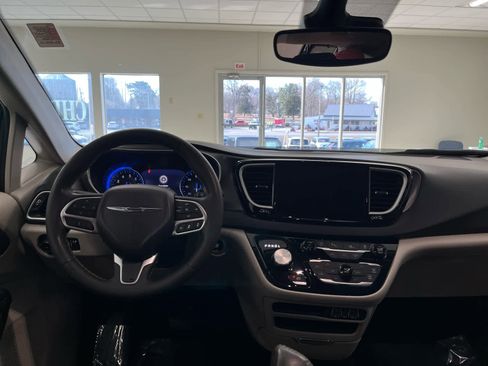 Used 2024 Chrysler Pacifica Touring-L FWD image 18