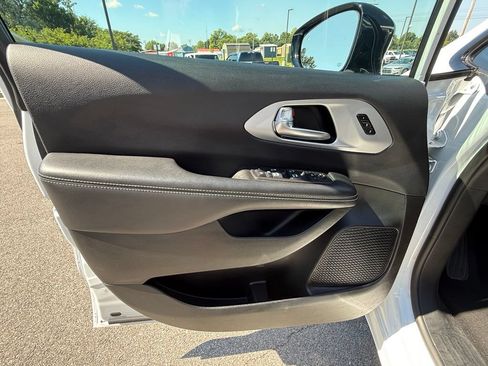 Used 2025 Chrysler Pacifica Limited FWD image 17