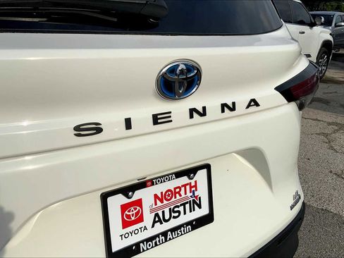 Used 2022 Toyota Sienna LE image 29