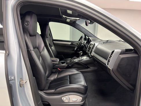 Used 2016 Porsche Cayenne GTS image 10