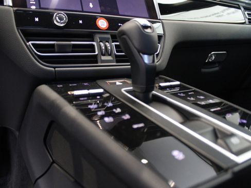 Certified 2025 Porsche Macan image 21