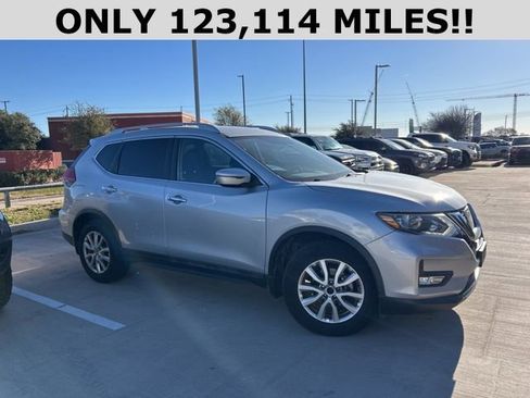 Used 2017 Nissan Rogue SV image 2