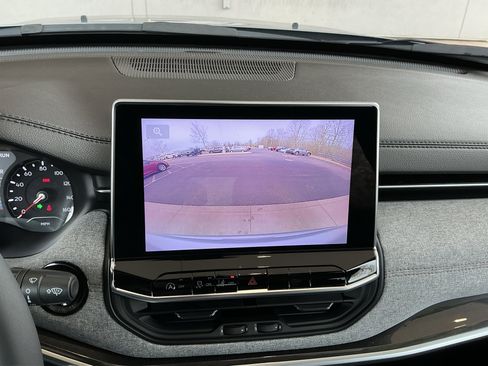 Used 2023 Jeep Compass Latitude image 9