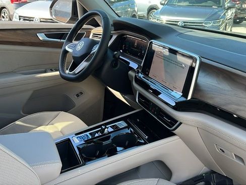 New 2026 Volkswagen Atlas SE image 9