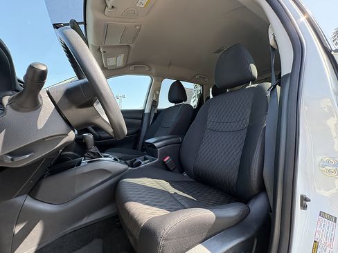 Used 2018 Nissan Rogue SV AWD/4WD image 16