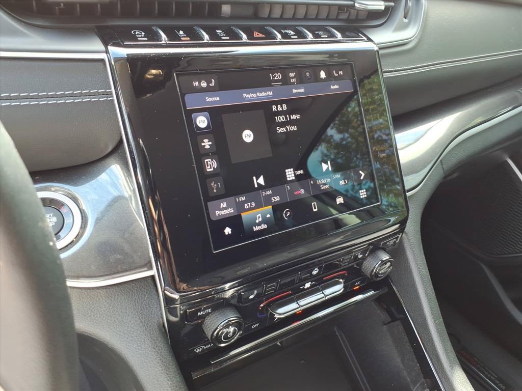 Used 2022 Jeep Grand Cherokee Laredo w/ Luxury Tech Group I RWD image 33