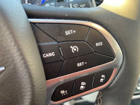 Used 2023 Chrysler Pacifica Touring-L image 10