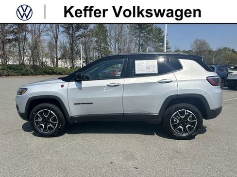 Used 2024 Jeep Compass Trailhawk AWD/4WD image 2