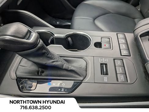 Used 2022 Toyota Highlander XLE image 16