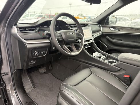 New 2026 Jeep Grand Cherokee L Limited w/ Luxury Tech Group II AWD/4WD image 9