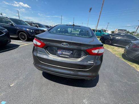 Used 2016 Ford Fusion SE FWD image 4