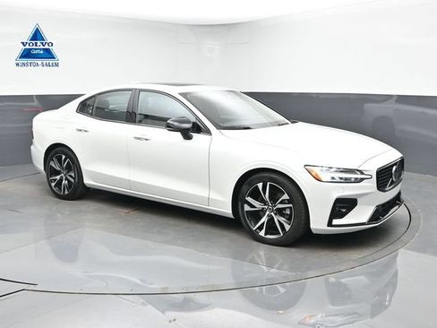 Used 2025 Volvo S60 B5 Core FWD image 1