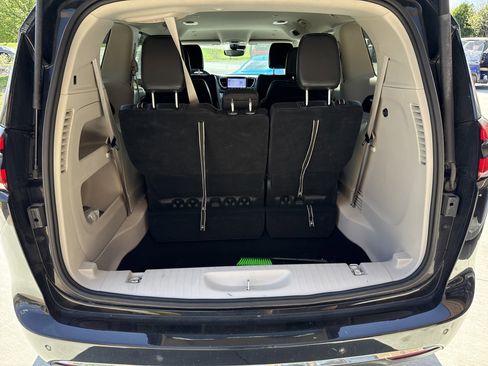 Used 2024 Chrysler Pacifica Touring-L FWD image 9