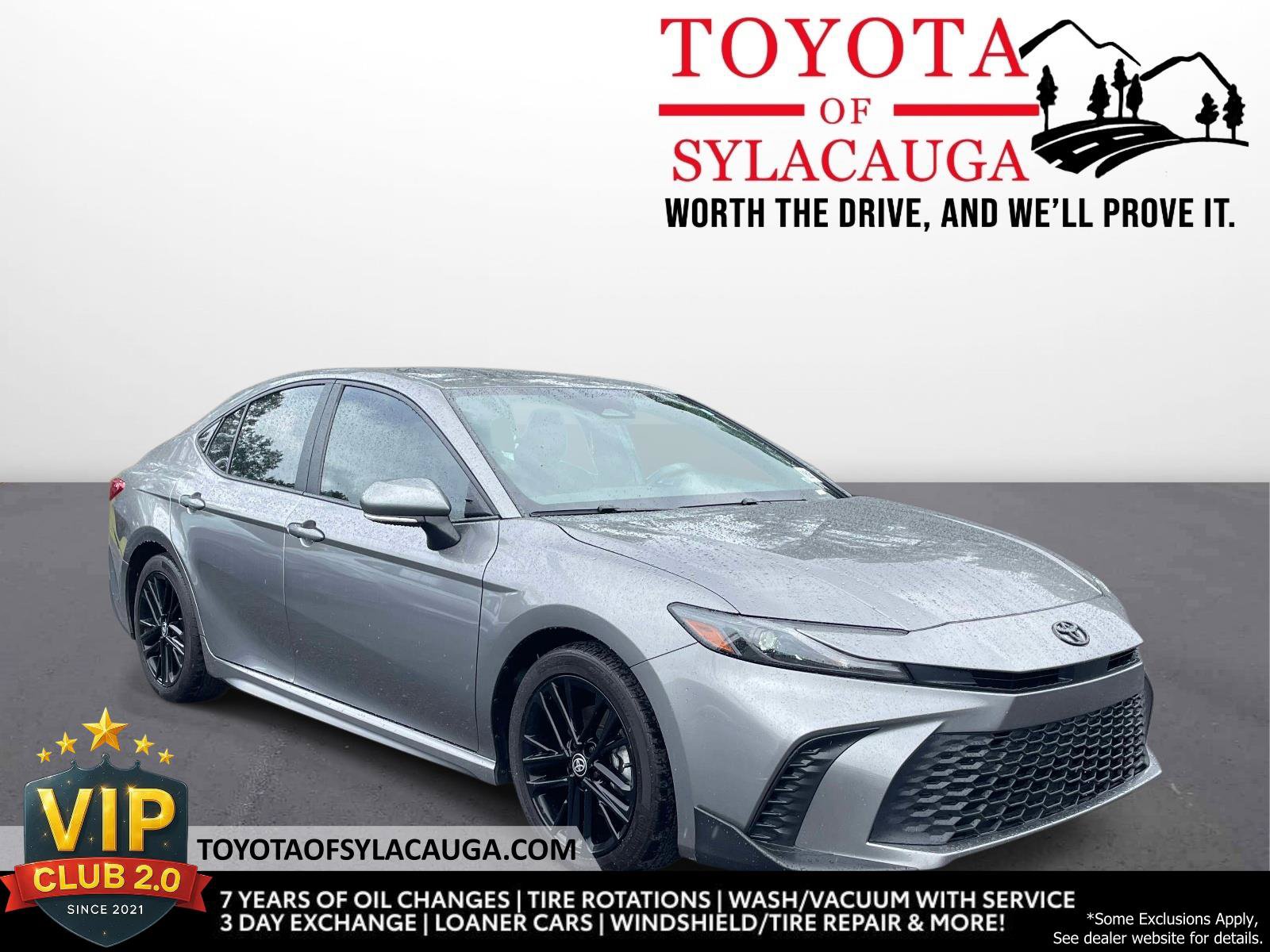 Used 2025 Toyota Camry SE FWD image 1