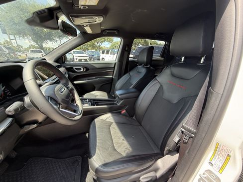 Used 2025 Jeep Compass Trailhawk AWD/4WD image 29