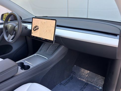 Used 2024 Tesla Model Y Long Range RWD image 15