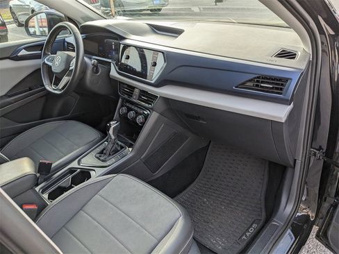 Used 2023 Volkswagen Taos SE w/ Panoramic Sunroof Package image 7