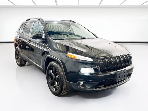 Used 2018 Jeep Cherokee Latitude w/ Altitude Package FWD image 3