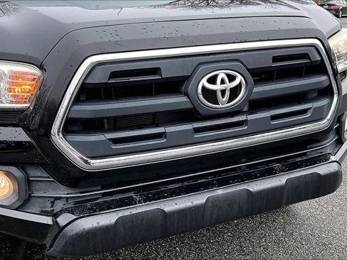 Used 2017 Toyota Tacoma SR5 w/ SR5 Appearance Package (SM) image 29