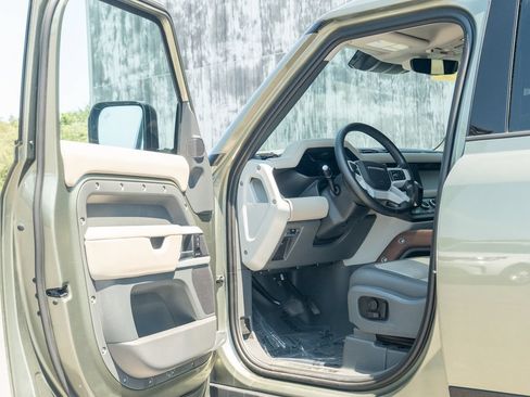Used 2024 Land Rover Defender 110 X-Dynamic SE AWD/4WD image 11