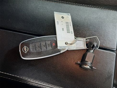 Used 2024 Nissan Rogue SV image 35
