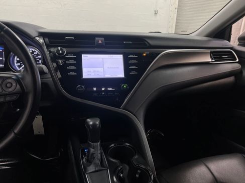 Used 2018 Toyota Camry SE FWD image 19