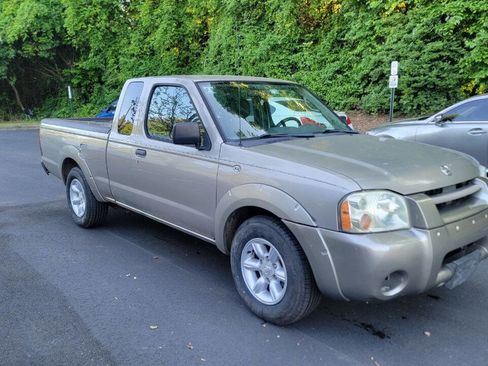 Used 2002 Nissan Frontier XE image 2