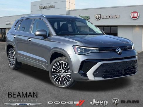 Used 2025 Volkswagen Taos SE image 1