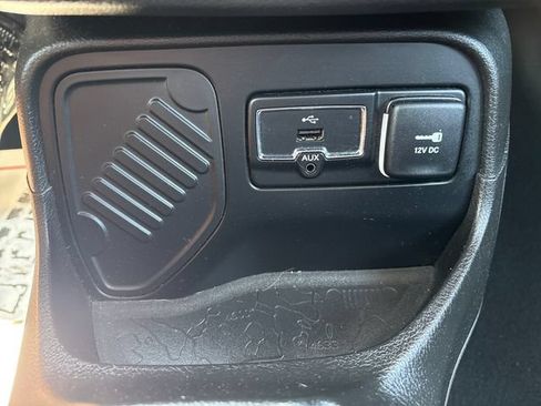 Used 2017 Jeep Renegade Latitude FWD image 17