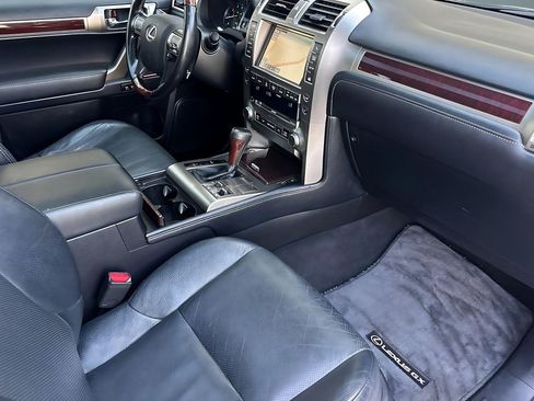Used 2018 Lexus GX 460 Premium w/ Premium Package image 28