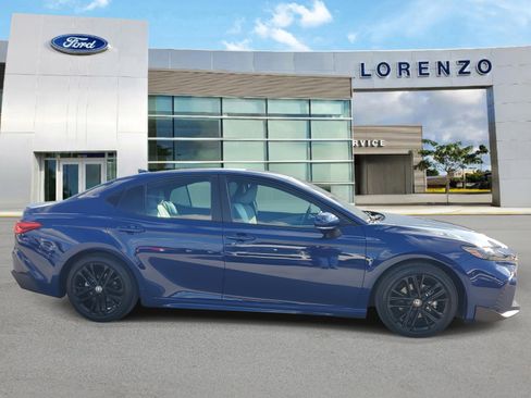 Used 2025 Toyota Camry SE image 4