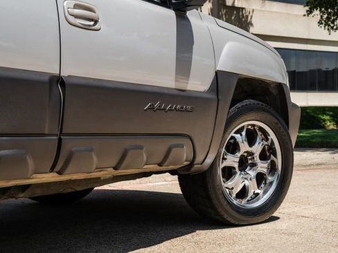 Used 2004 Chevrolet Avalanche 2WD image 22