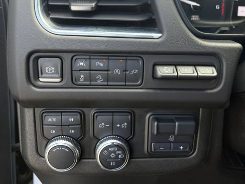 Used 2021 GMC Yukon XL AT4 w/ Rear Media and Nav Package AWD/4WD image 5