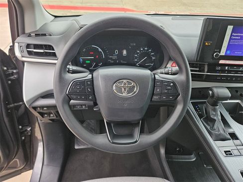 Used 2025 Toyota Sienna LE image 18