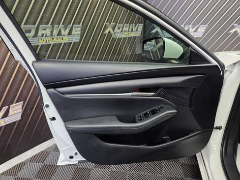 Used 2020 MAZDA MAZDA3 Hatchback FWD image 16