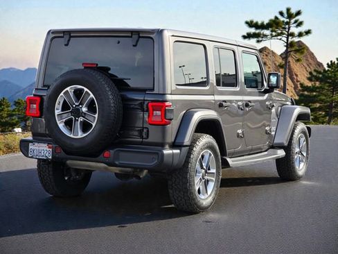 Used 2019 Jeep Wrangler Unlimited Sahara AWD/4WD image 7