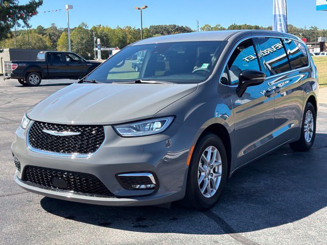 Used 2025 Chrysler Pacifica Select FWD image 5