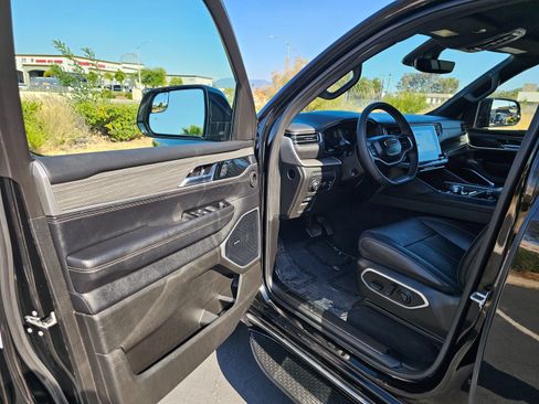 Used 2024 Jeep Wagoneer L Series II w/ Flexible Seating Group AWD/4WD image 15
