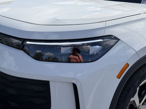 New 2026 Volkswagen Tiguan SE FWD image 8