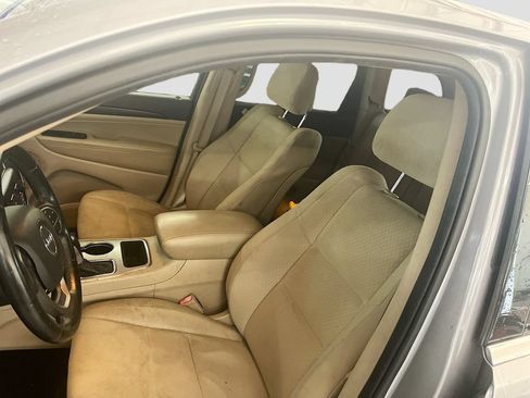 Used 2019 Jeep Grand Cherokee Laredo RWD image 17