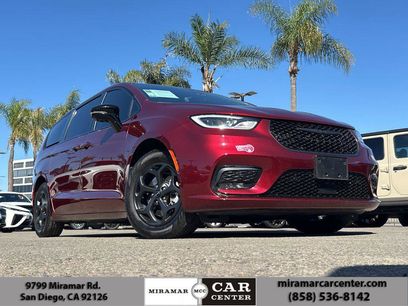 Used 2023 Chrysler Pacifica Limited w/ Uconnect Theater Family Group