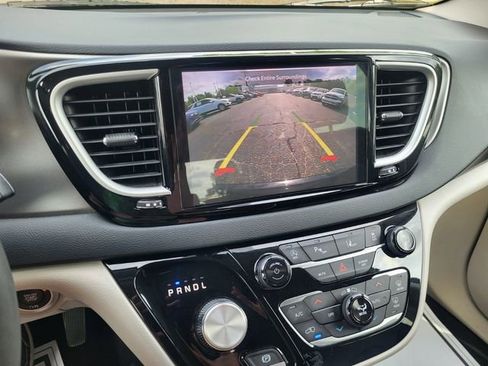 Used 2023 Chrysler Pacifica Touring-L FWD image 17